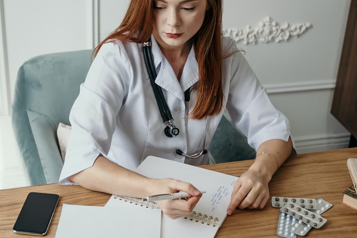 Médica fazendo perícia